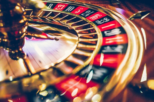 Bonus round interface showing Coin Flip and Cash Hunt options on moonbet303